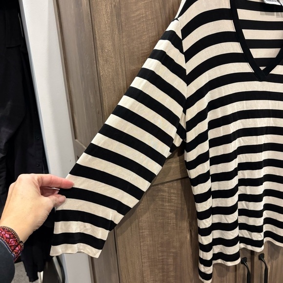 Chico's Travelers Size 3 (XL) Black and White Stripe Top V Neck - Picture 6 of 10